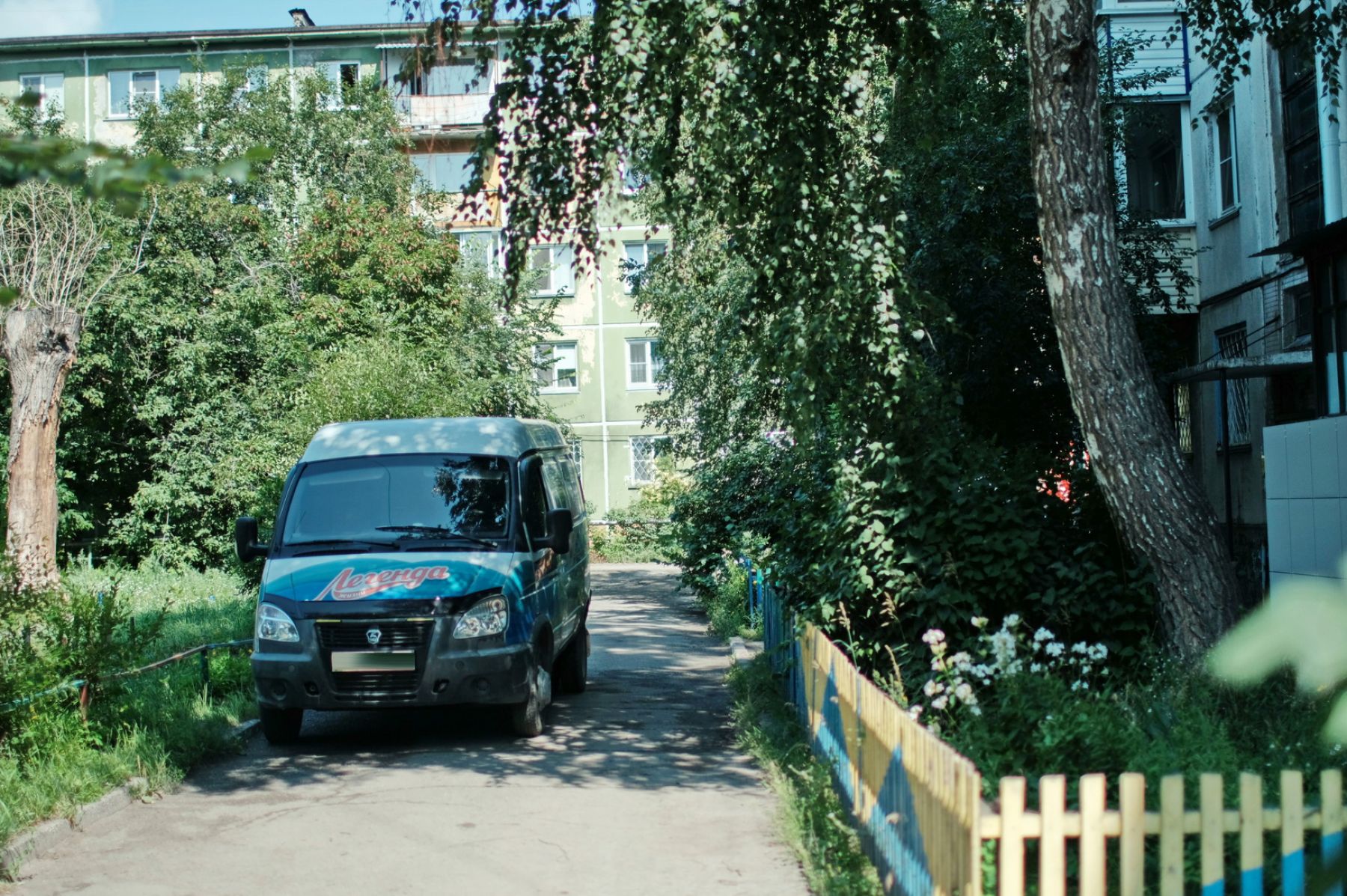 Пожар случился в доме, где буквально накануне убрали блок перекрывающий проезд