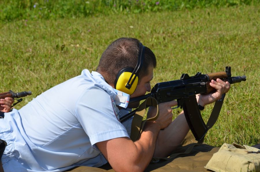 Полицейские Бийска продемонстрировали мастерство владения оружием