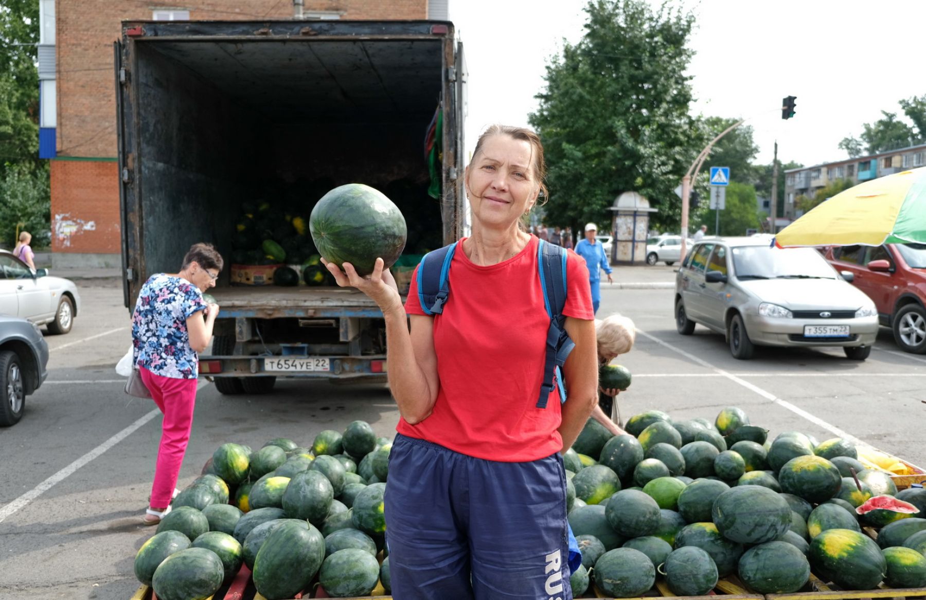 Сам сахарный: откуда в Бийск привозят арбузы и как выбрать самый вкусный