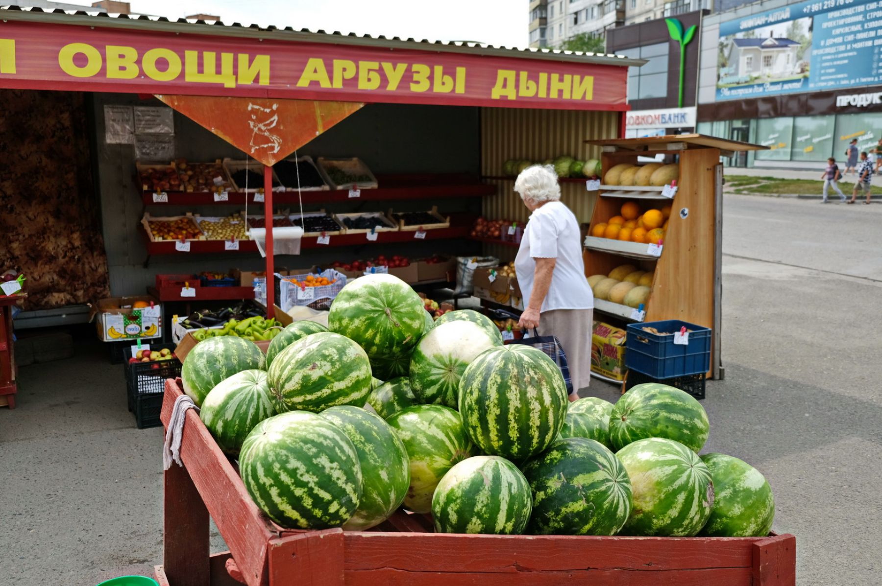 Сам сахарный: откуда в Бийск привозят арбузы и как выбрать самый вкусный