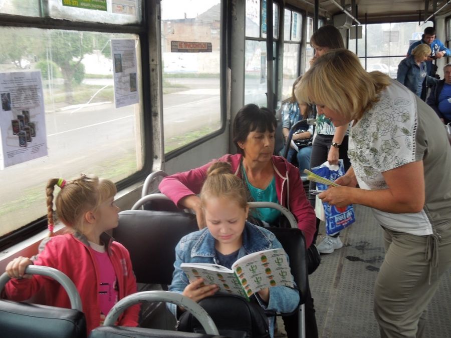 Пассажиры бийского трамвая узнали о сладких предпочтениях русских писателей 