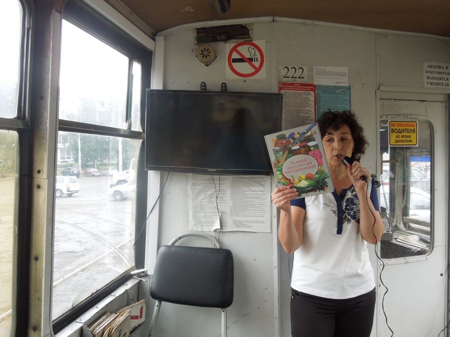 Пассажиры бийского трамвая узнали о сладких предпочтениях русских писателей 