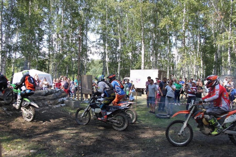 Грязи не боятся: на стадионе села Лесное прошел этап чемпионата Сибири по эндуро