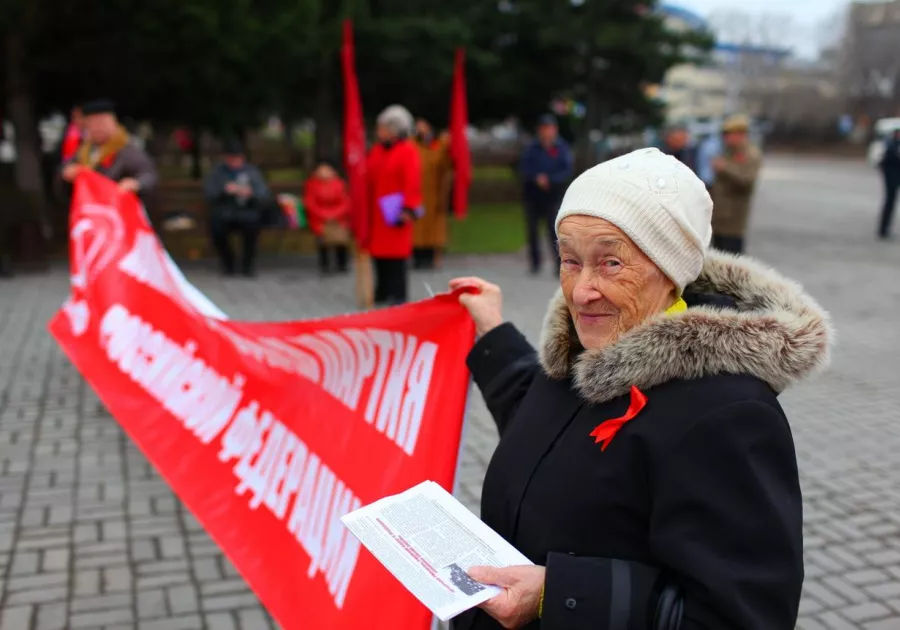 Красно бийск. Женщина коммунист известная. 9 Мая красный день календаря. Красный дни у 40ко летних.