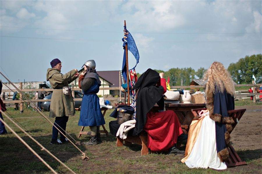 Назад в средневековье: рыцарский турнир прошел в Бийском районе 