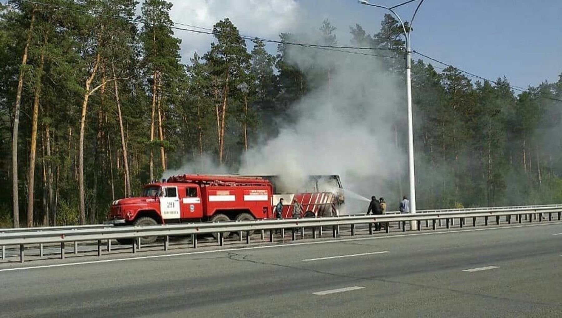 Автобус, следовавший из Бийска в Новосибирск, полностью выгорел на трассе 