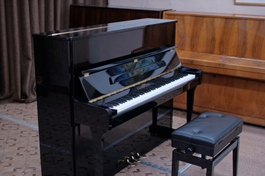 Новое фортепиано получила накануне учебного года бийская детская школа искусств