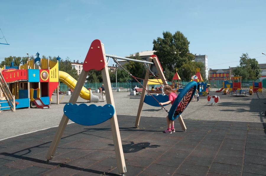 Где в Бийске расположены бесплатные игровые зоны для детей