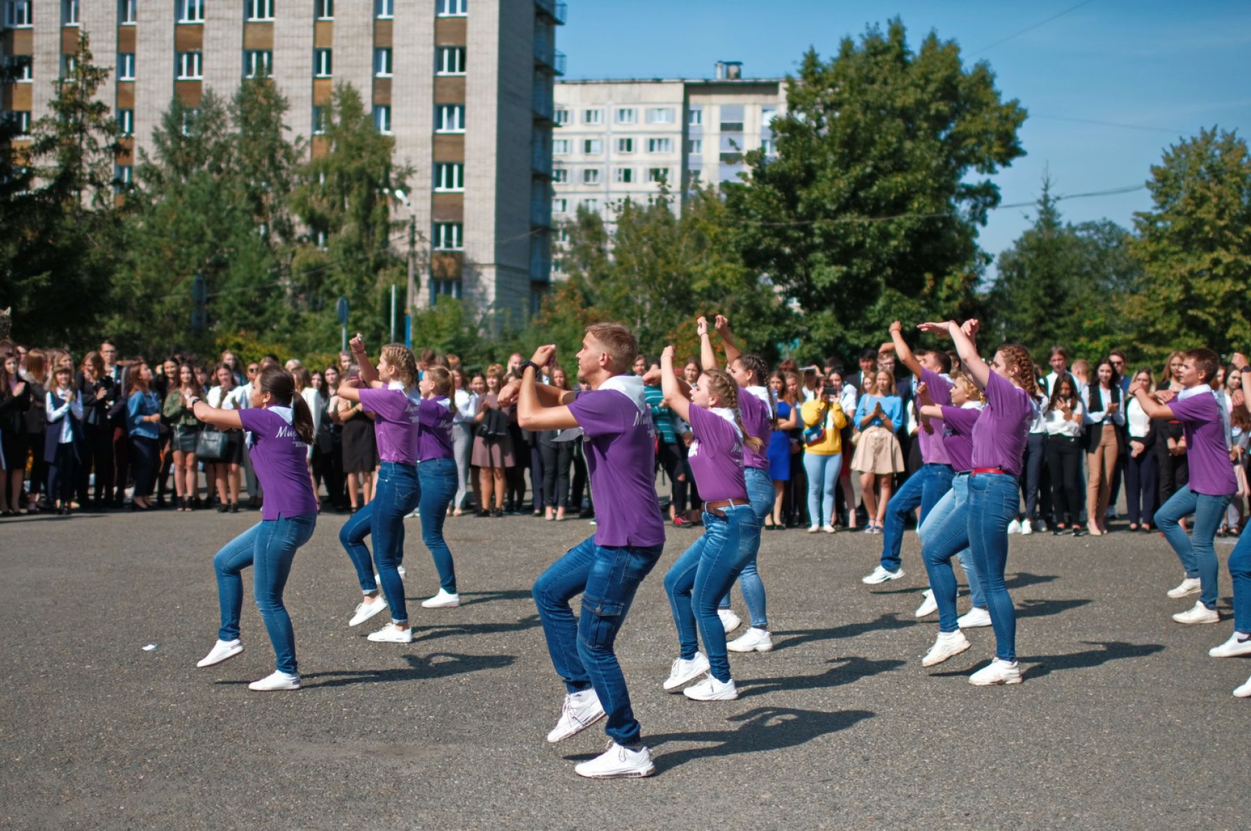 Торжественные линейки прошли у бийских студентов первокурсников