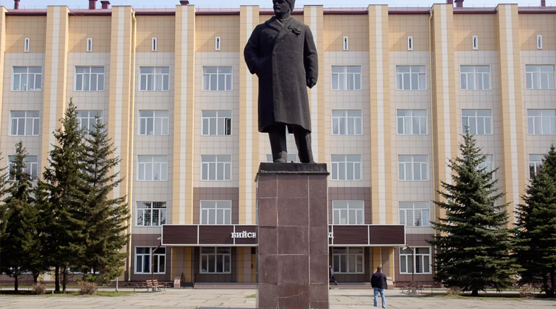 Знаменитый &quot;Ленин в шапке&quot; у здания городского суда