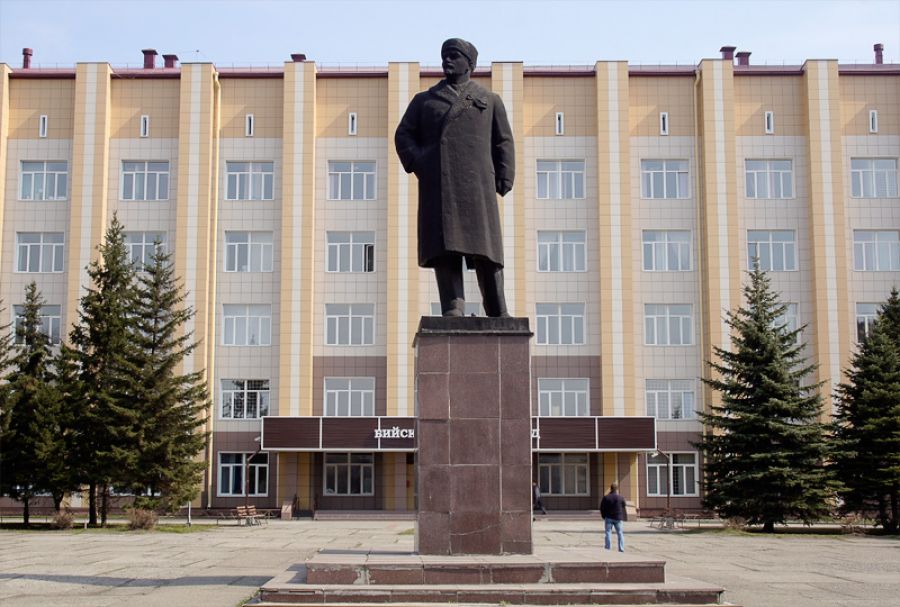 Знаменитый "Ленин в шапке" у здания городского суда