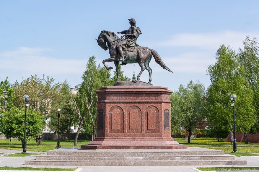 Статуя Петра Первого в парке Гаркавого