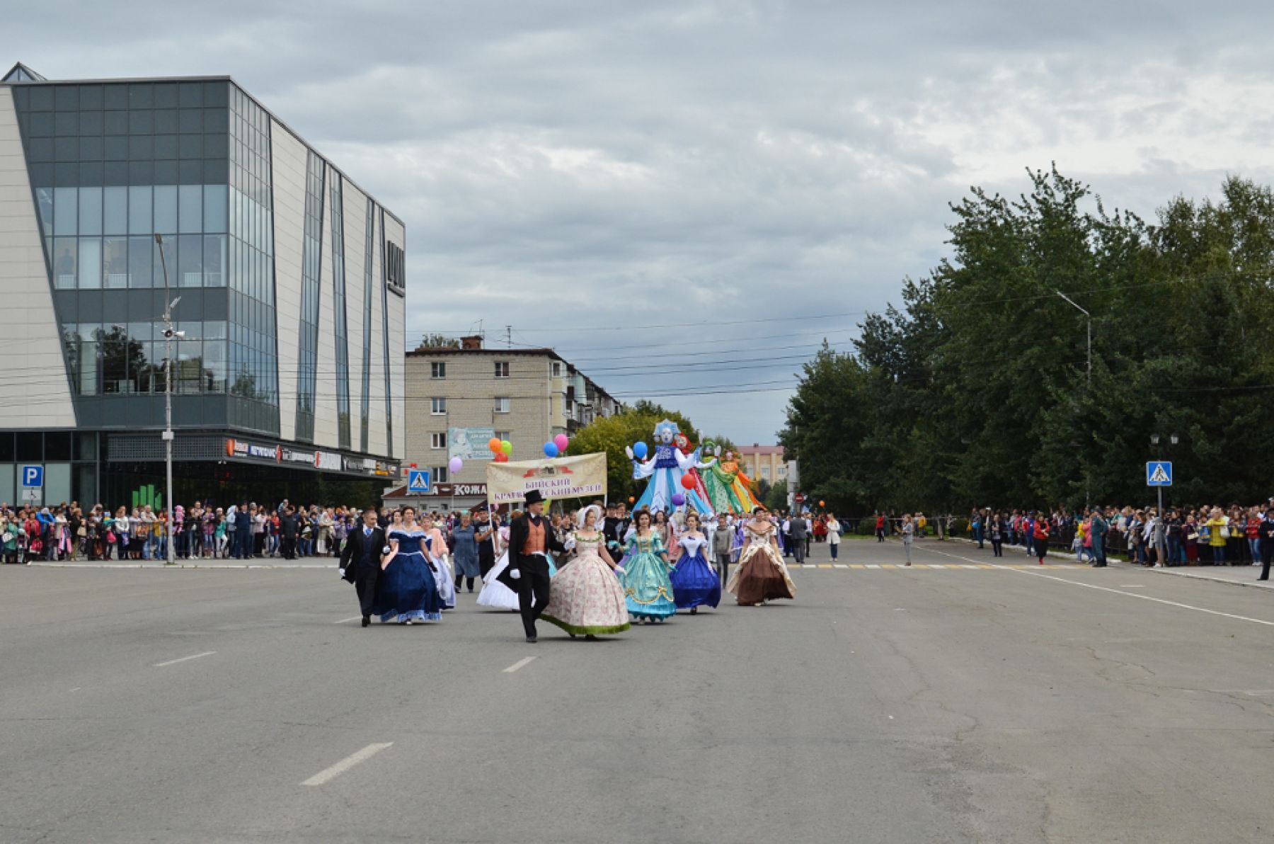 Места неповышенной комфортности: почему мало кто увидел парад на День города