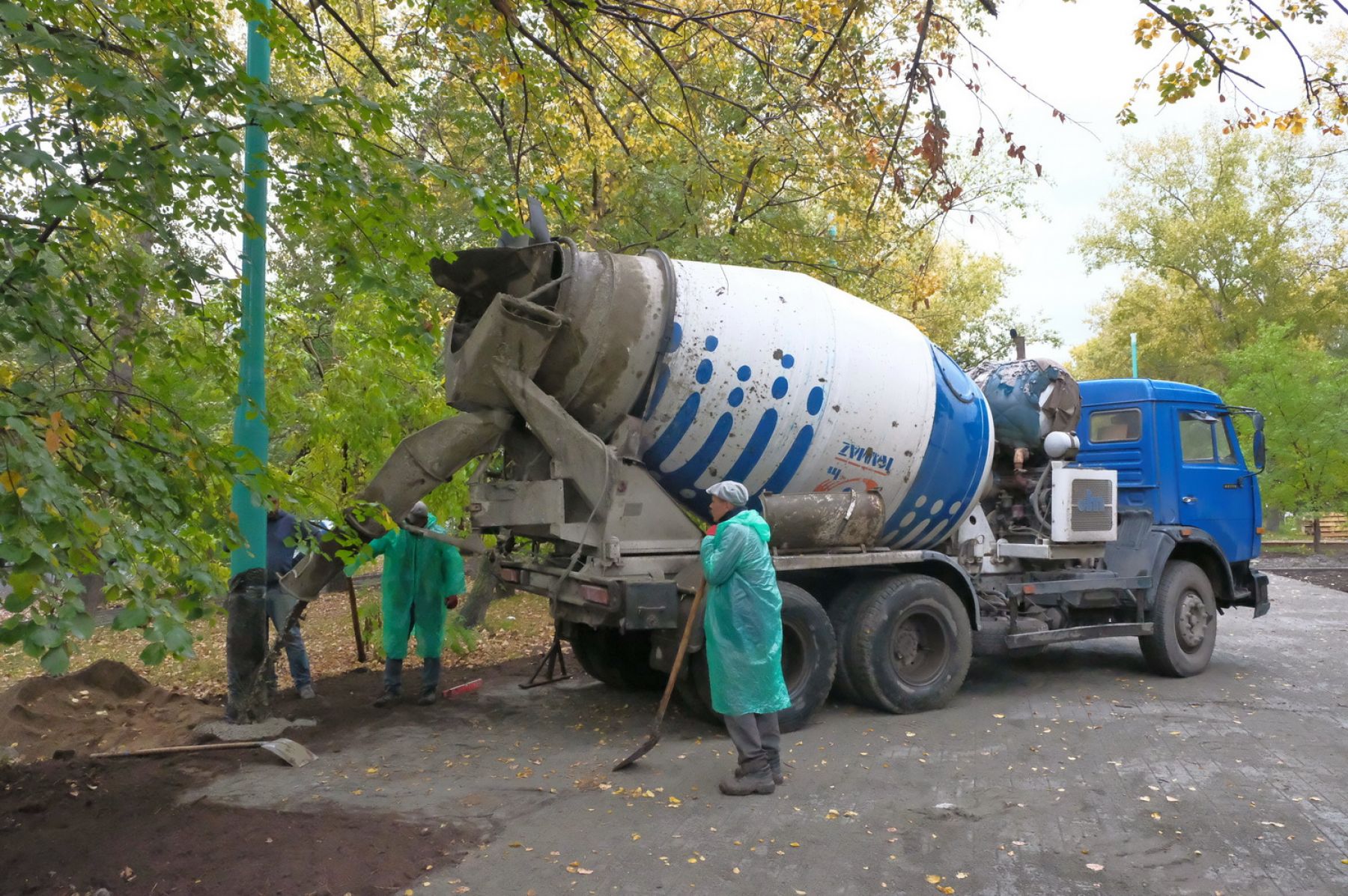 В парке на бульваре Вали Максимовой установили опоры для освещения