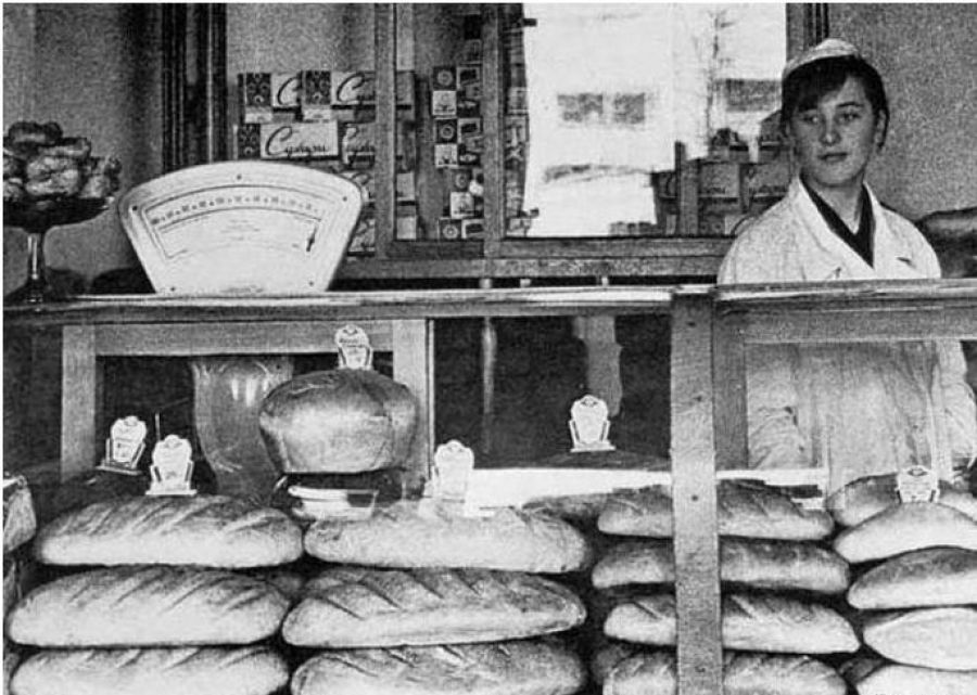 Старое фото: почему в 50-е годы в Бийске хлеб продавали на вес