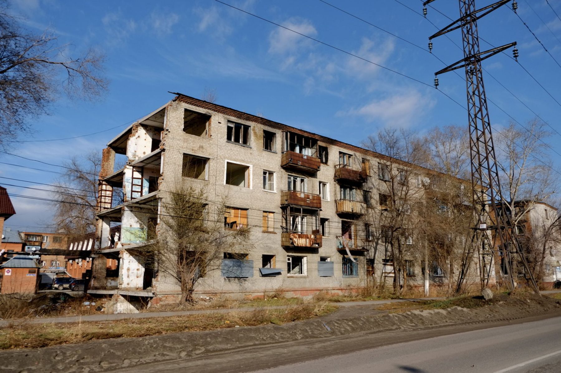 Что ждет дом без подъезда и дом без крыши в Бийске