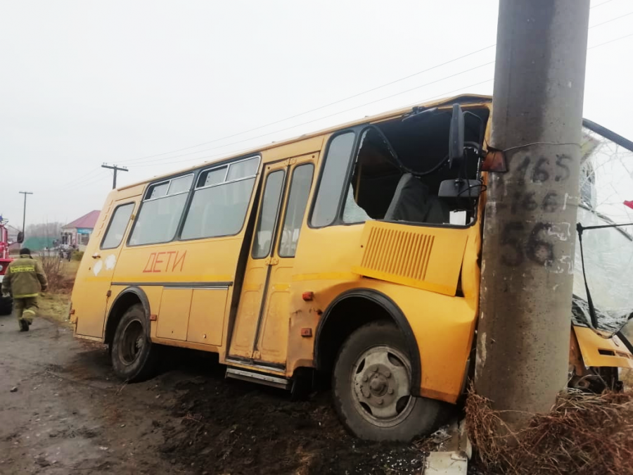 Школьный автобус в Бийском районе врезался в электроопору