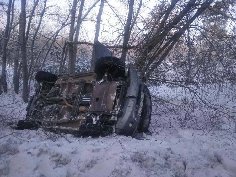 Авария на Кожзаводской: автомобиль улетел в кювет и перевернулся