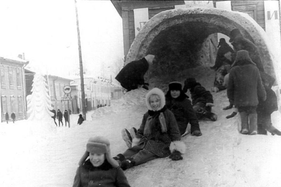 Снежный городок у Вечного огня, 1968-69 гг. Фото из группы «Бийск вчера и сегодня»