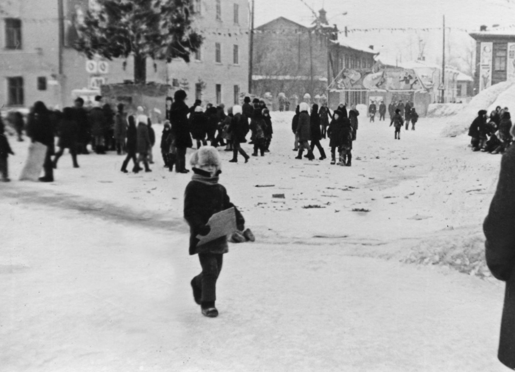 Снежный городок у Вечного огня, 1974-76 годы. Фото из архива Сергея Кулыгина