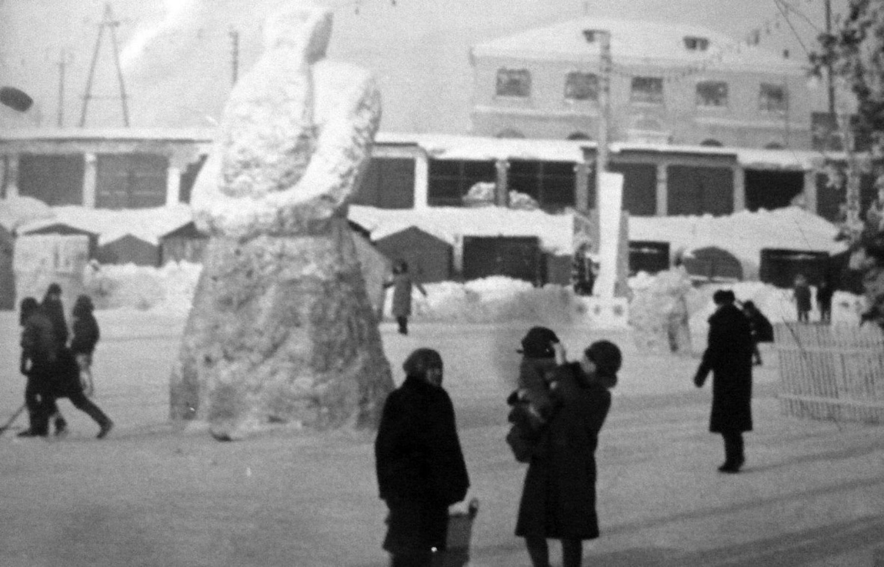 Елочный городок на квартале АБ, на этом месте сейчас стоят девятиэтажки ул. Декабристов 12 и Декабристов, 12/1