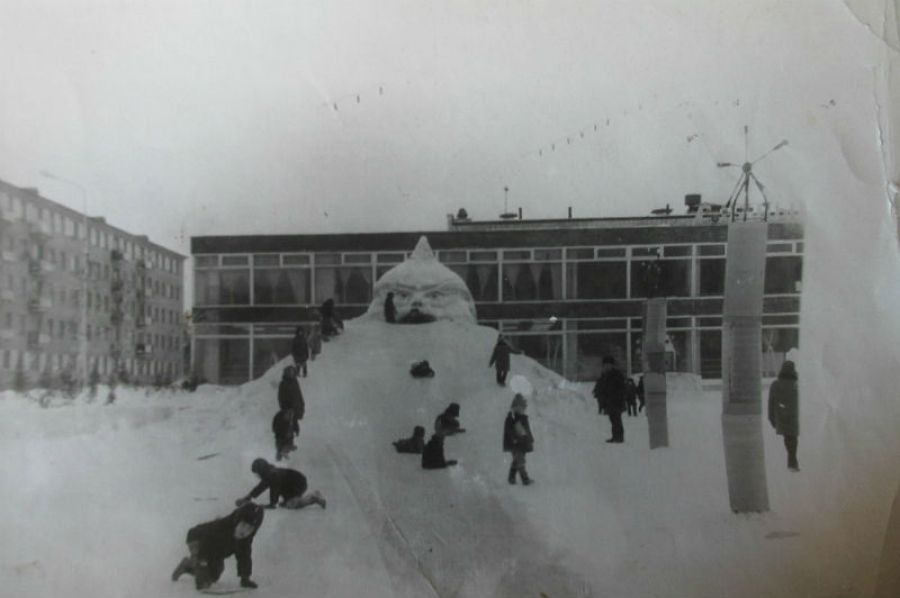 На квартале АБ зимняя площадка для детских игр устанавливалась и у торгового центра АБ. Есть фотографии 70-х годов, где горка -  всё та же голова богатыря.