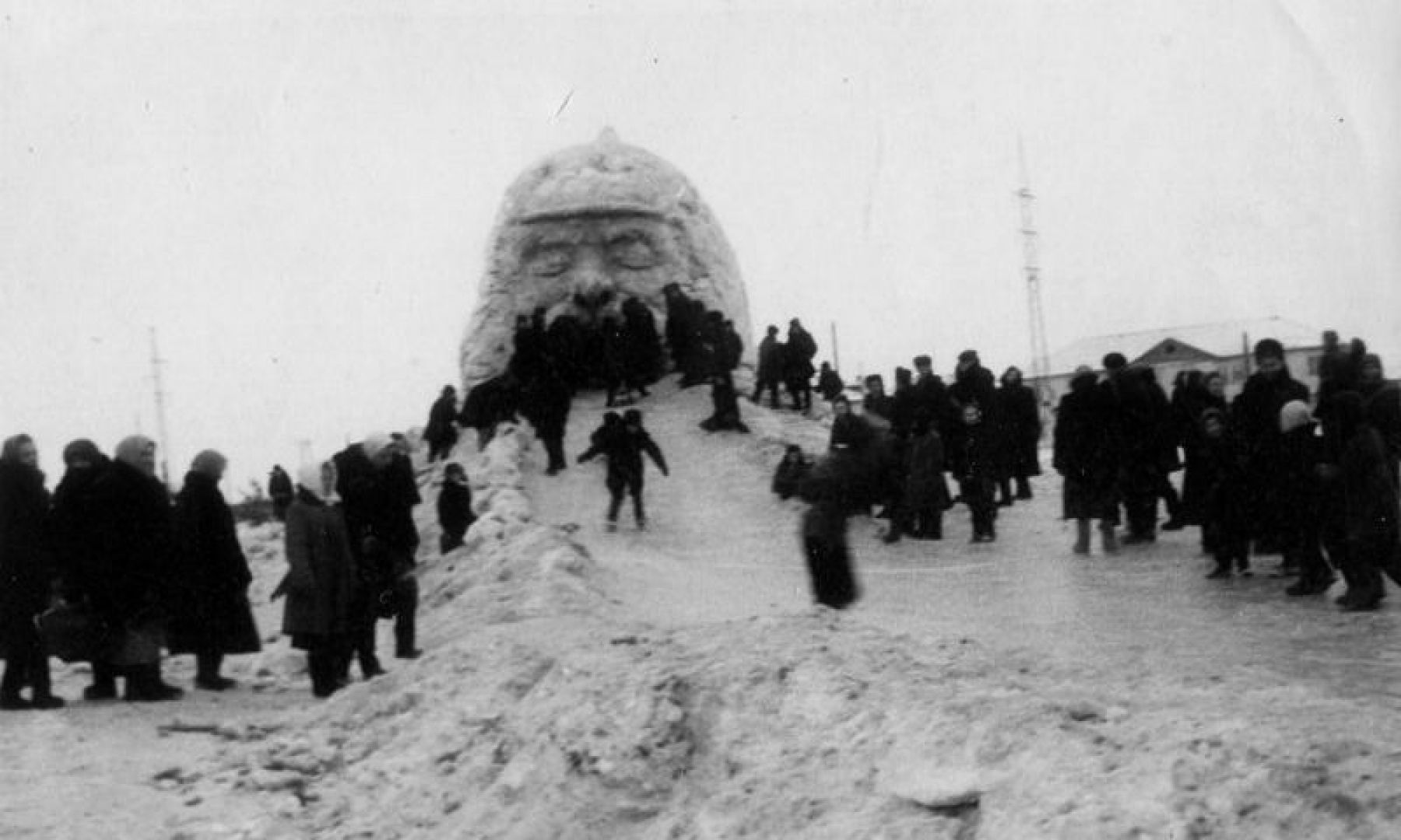 Долгое время снежный городок возводили там, где сейчас находится ДК БОЗ