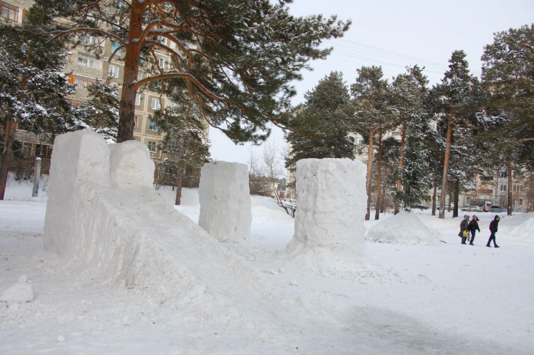 Елочный городок 2009 года между домами по ул. Декабристов 10 и 10/1