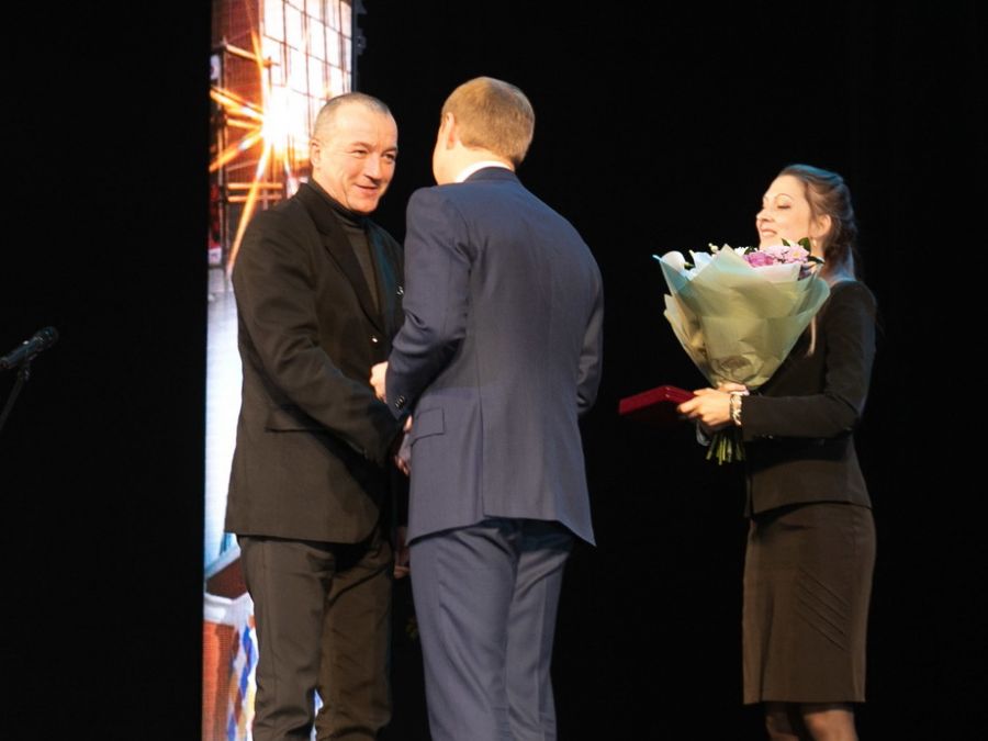 Награды ведущим мастерам сцены вручил губернатор Виктор Томенко. Фото: ТОЛК