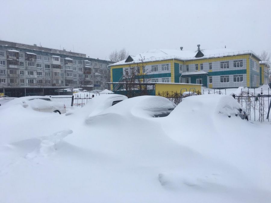 Бийчане откапывают свои авто из под снега и массово застревают во дворах 