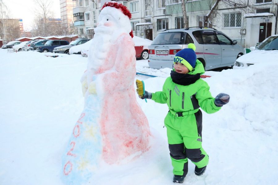 Бийчанка украшает свой двор снежными фигурами и строит горки
