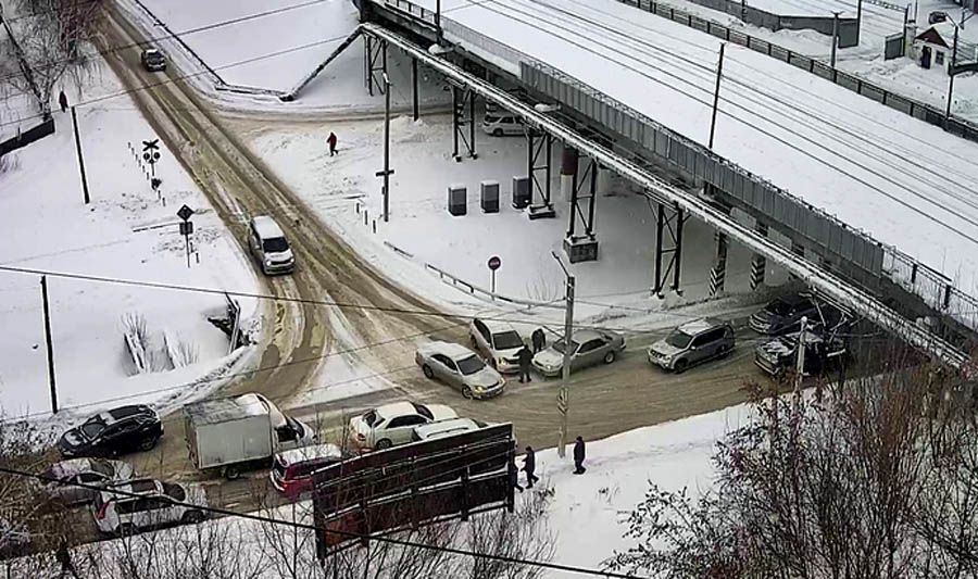Автомобиль «Жигули» в Бийске едва не выбросило с коммунального моста