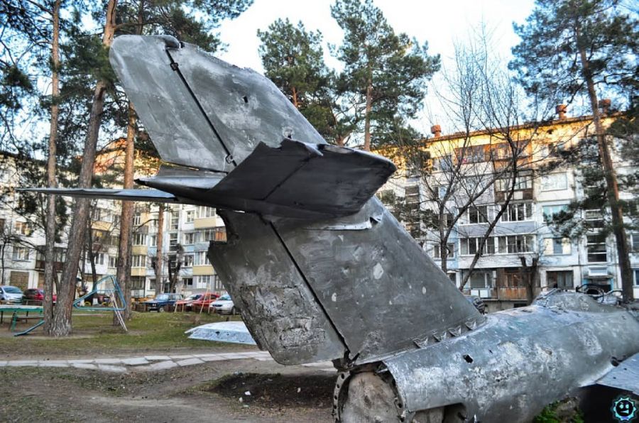 Блогер рассказал о советском истребителе МиГ-15 во дворе одного из домов Бийска 