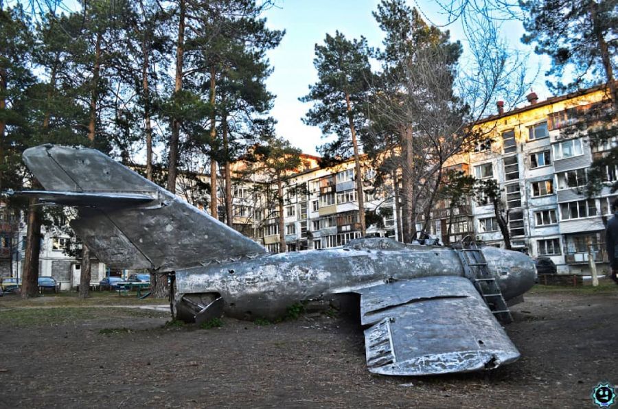 Блогер рассказал о советском истребителе МиГ-15 во дворе одного из домов Бийска 