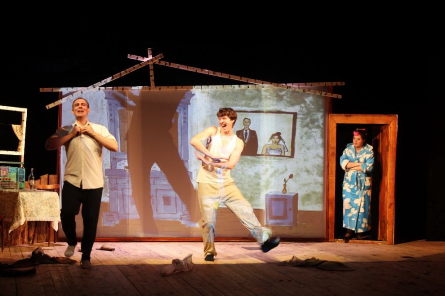 Чудаковатая комедия: в Бийском драмтеатре прошла премьера спектакля по Шукшину 