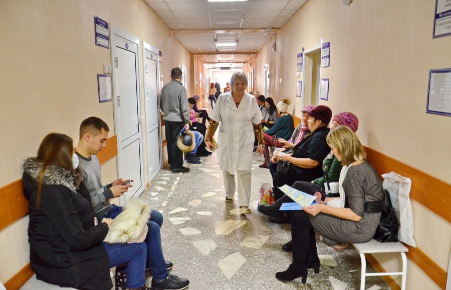 В коридорах поликлиники № 4 в январе пациентов прибавилось