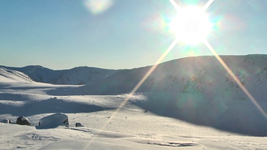 Гора Альбаган словно пирамида ослепляет туристов снегами и льдом
