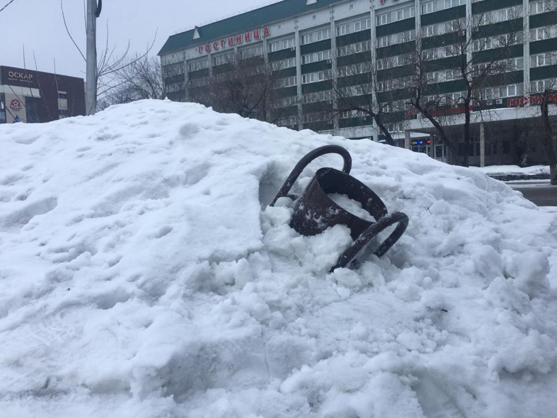 Все в одну кучу: коммунальщики при разборе городков «прихватили лишнее»