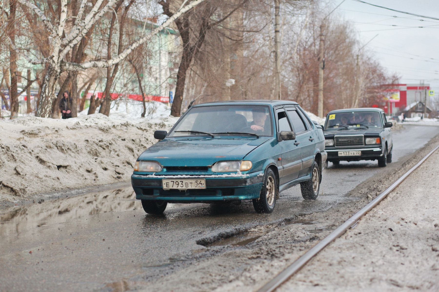 Оттаяли: с первым теплом на дорогах Бийска появились первые ямы