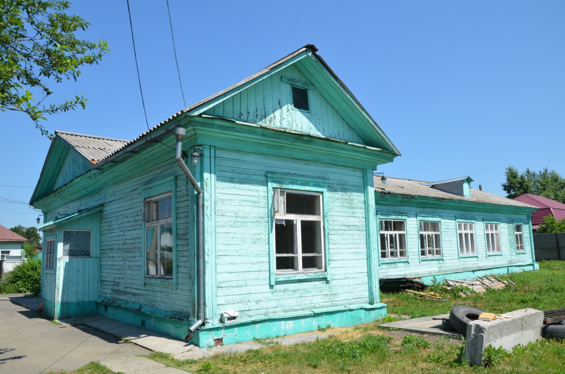 Здание бывшего детского дома, Сретинский храм. Фото: Павел Коваленко