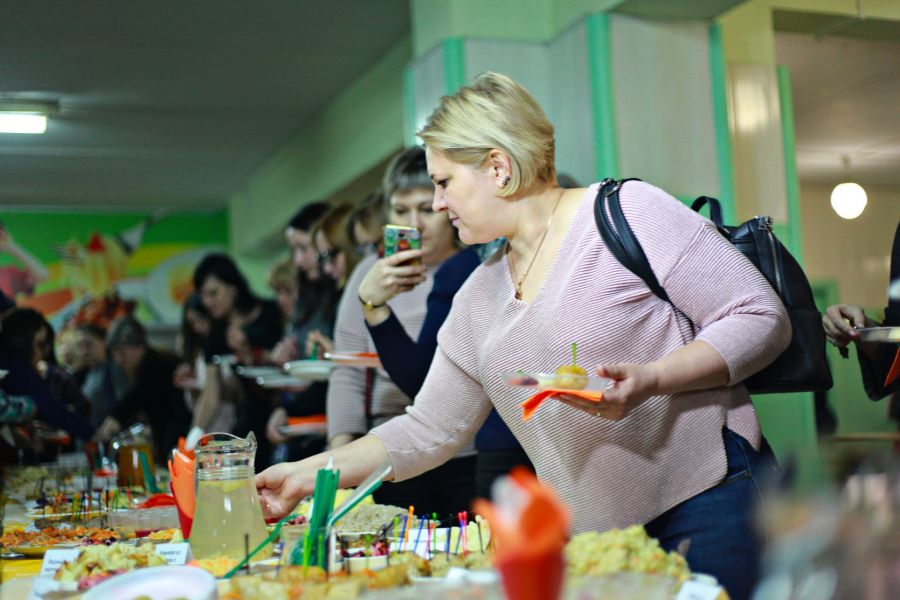В бийской школе № 1 для родителей провели дегустацию блюд из школьной столовой