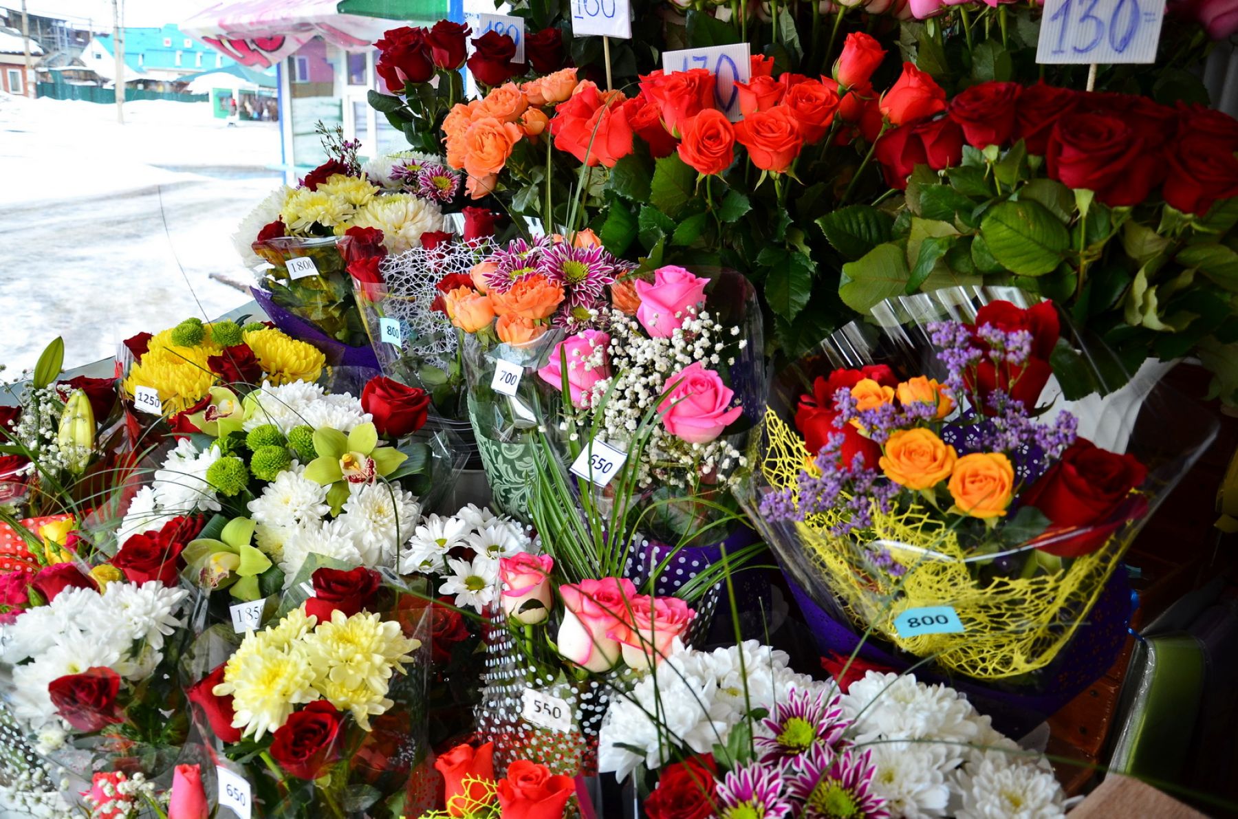 Предпраздничная суета наблюдается в цветочных отделах Бийска