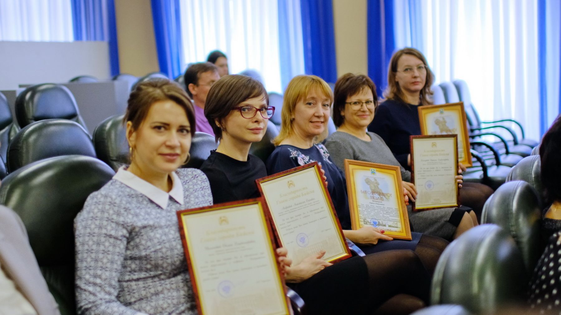 Бийчанина, помогавшего спасать людей после взрыва газа, наградил мэр города 