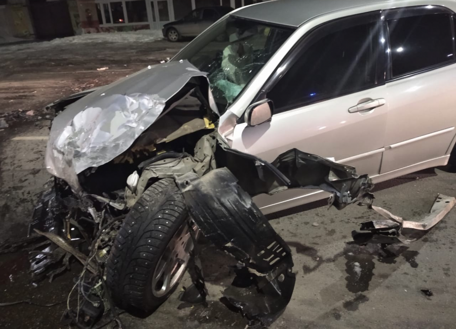 В Бийске в результате ДТП у одного автомобиля оторвало переднее колесо