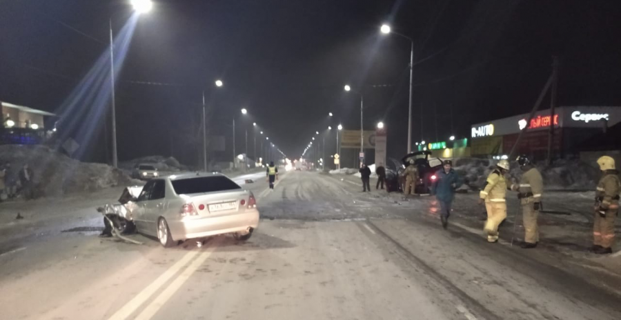В Бийске в результате ДТП у одного автомобиля оторвало переднее колесо