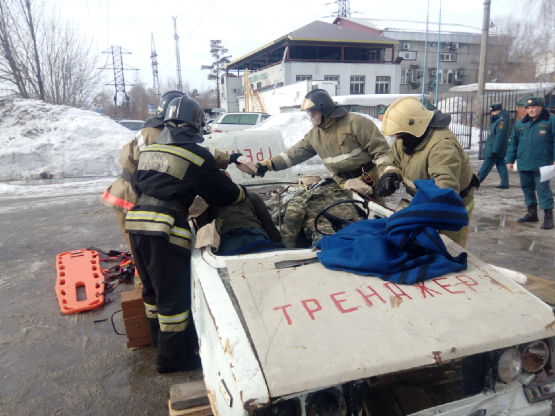 Бийские пожарные проводят тренировки по спасению попавших в ДТП