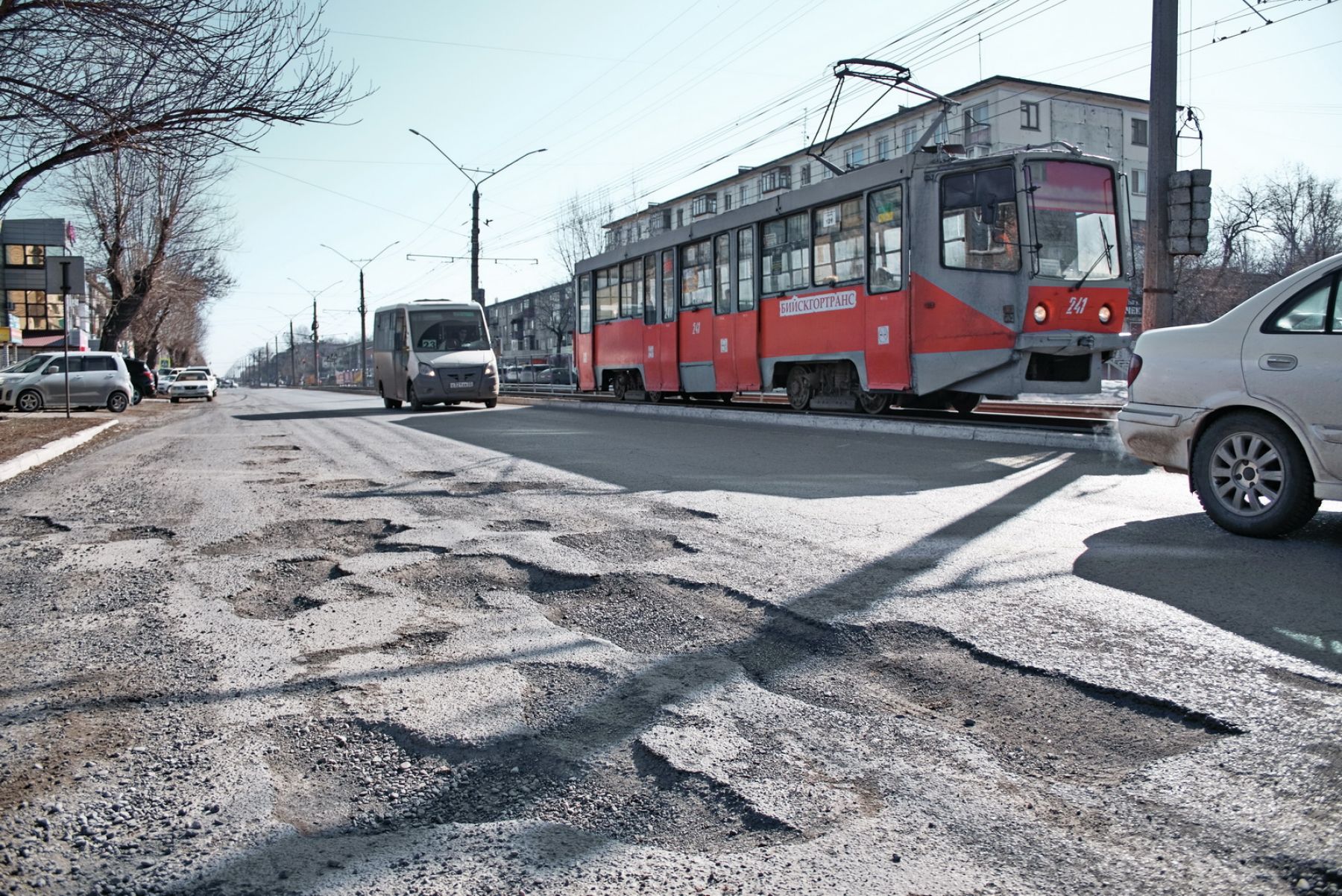 Ямы на центральных дорогах Бийска засыпают щебнем, но этого хватает ненадолго