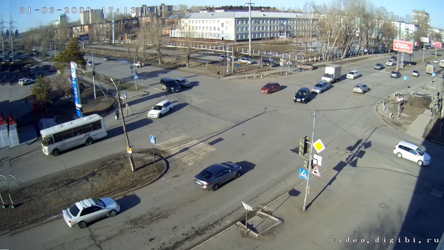 Перекресток улиц Васильева и Трофимова в 17:13.