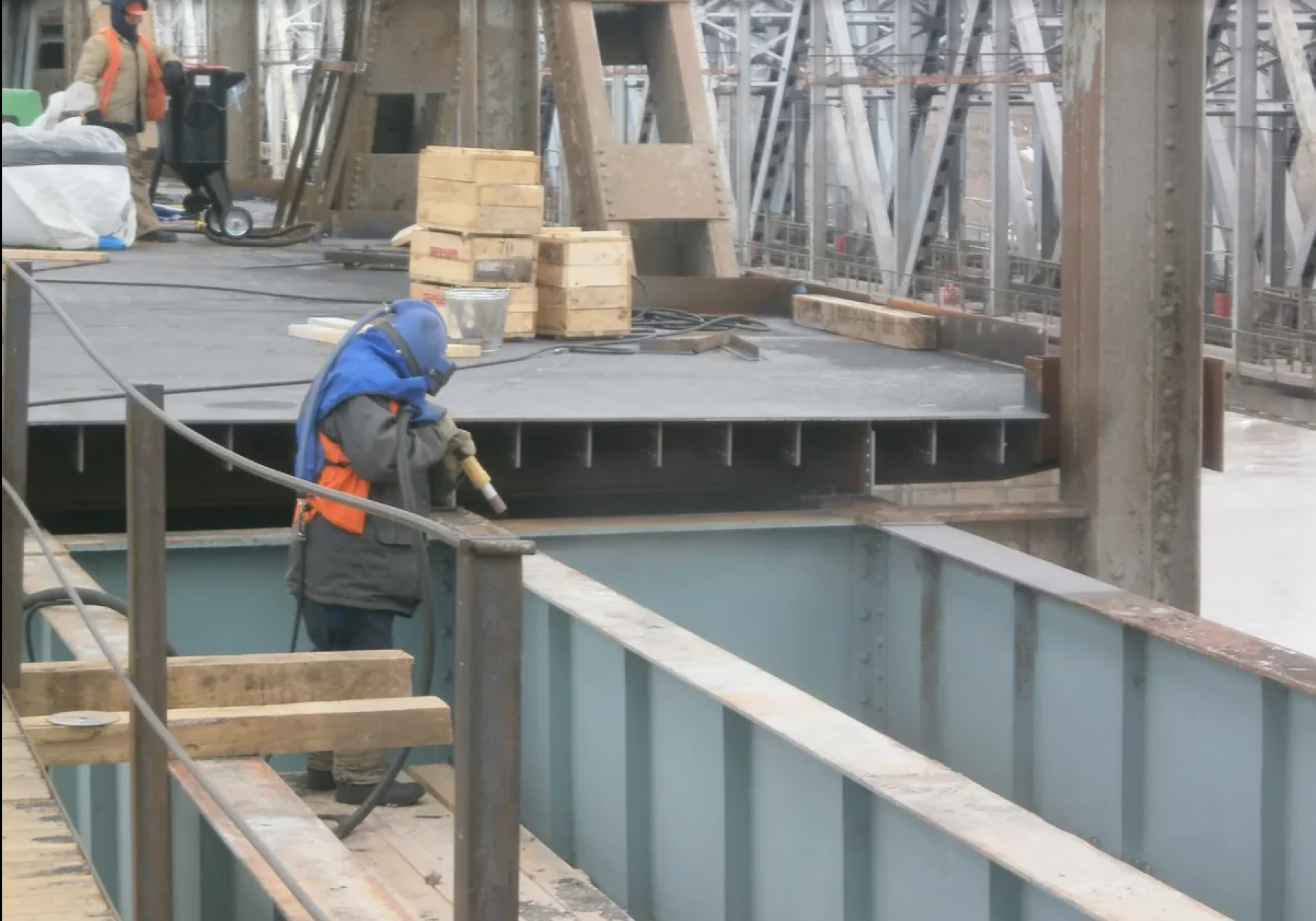 Новую проезжую часть монтируют на Старом мосту в Барнауле 