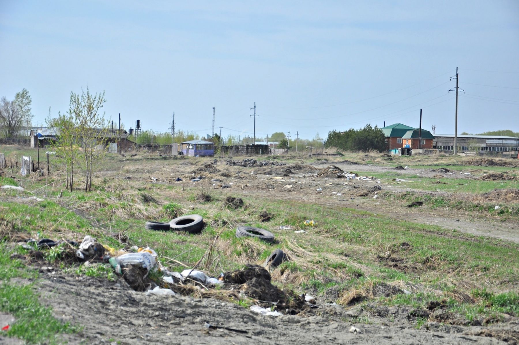 На месте свалок снега в Бийске появились горы мусора с дорог